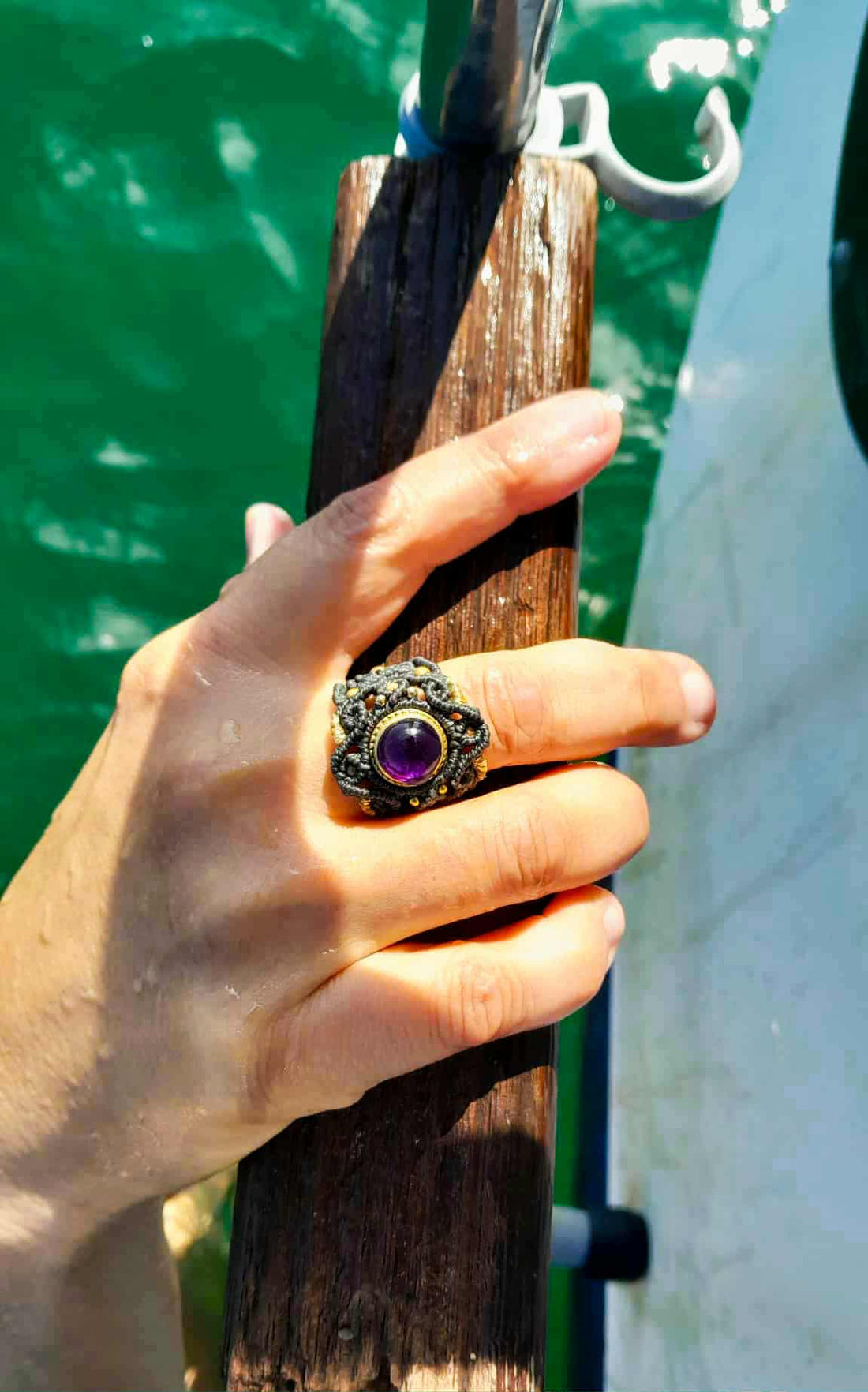 « Solidité du fil ciré : le secret pour des bijoux en micromacramé résistants et durables »