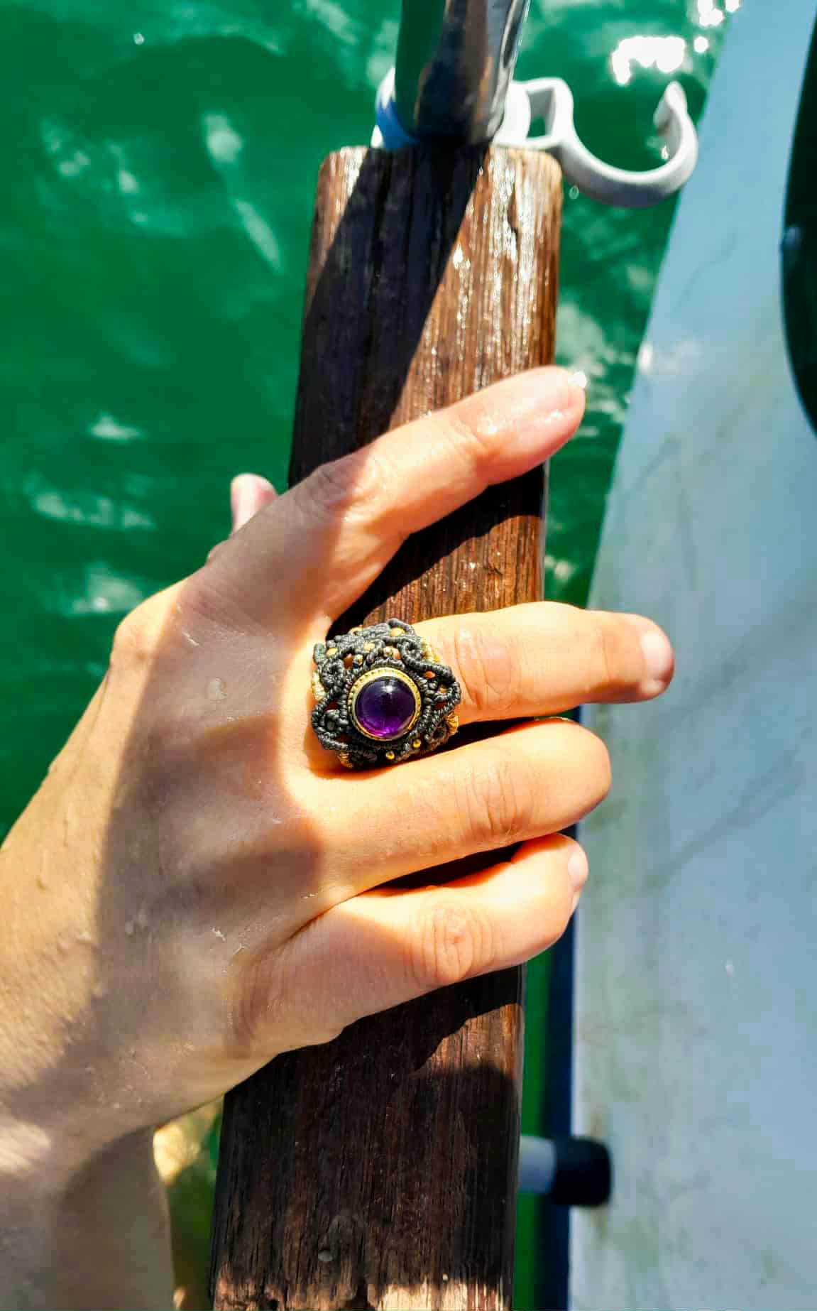 « Solidité du fil ciré : le secret pour des bijoux en micromacramé résistants et durables »