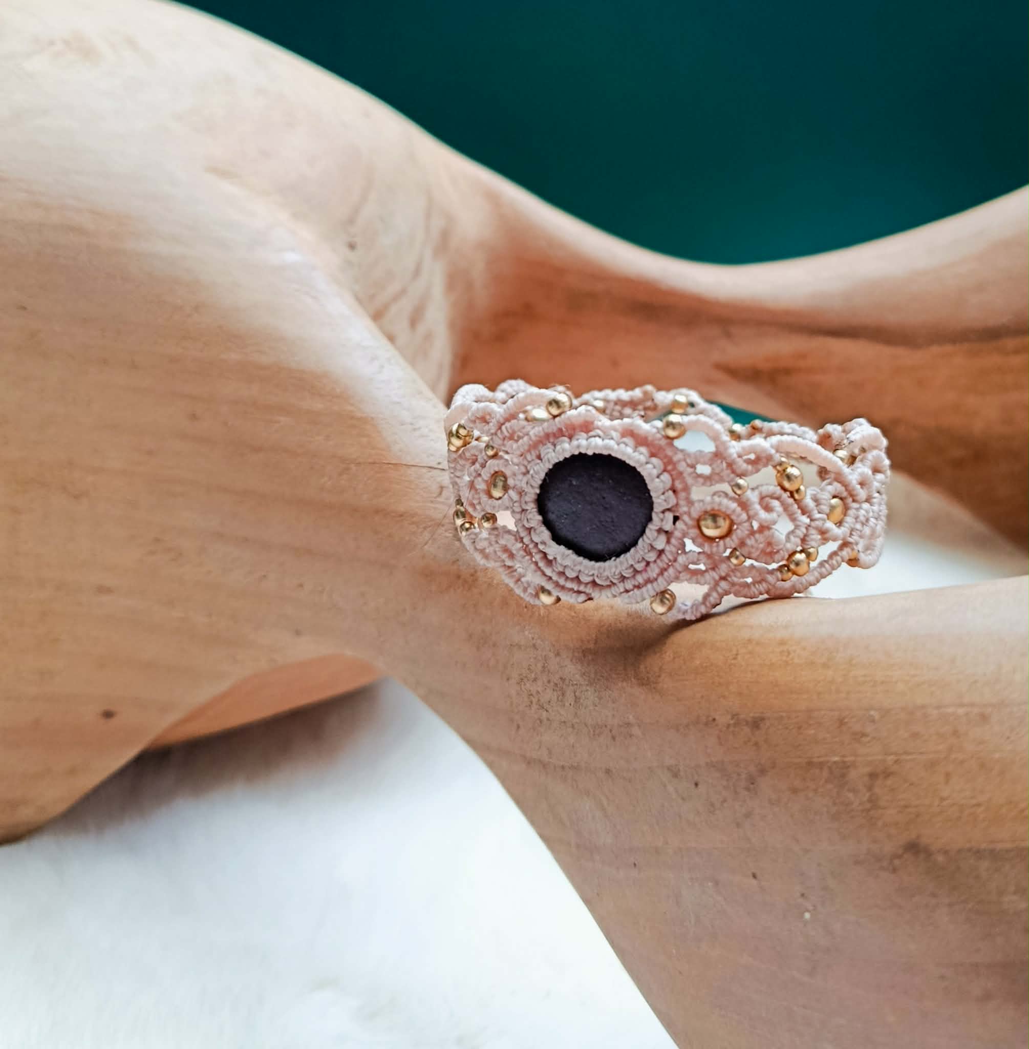 petit bracelet en micromacramé fil beige avec pierre oeil de tigre marron a reflet ocre avec petite perles en laiton inoxydable