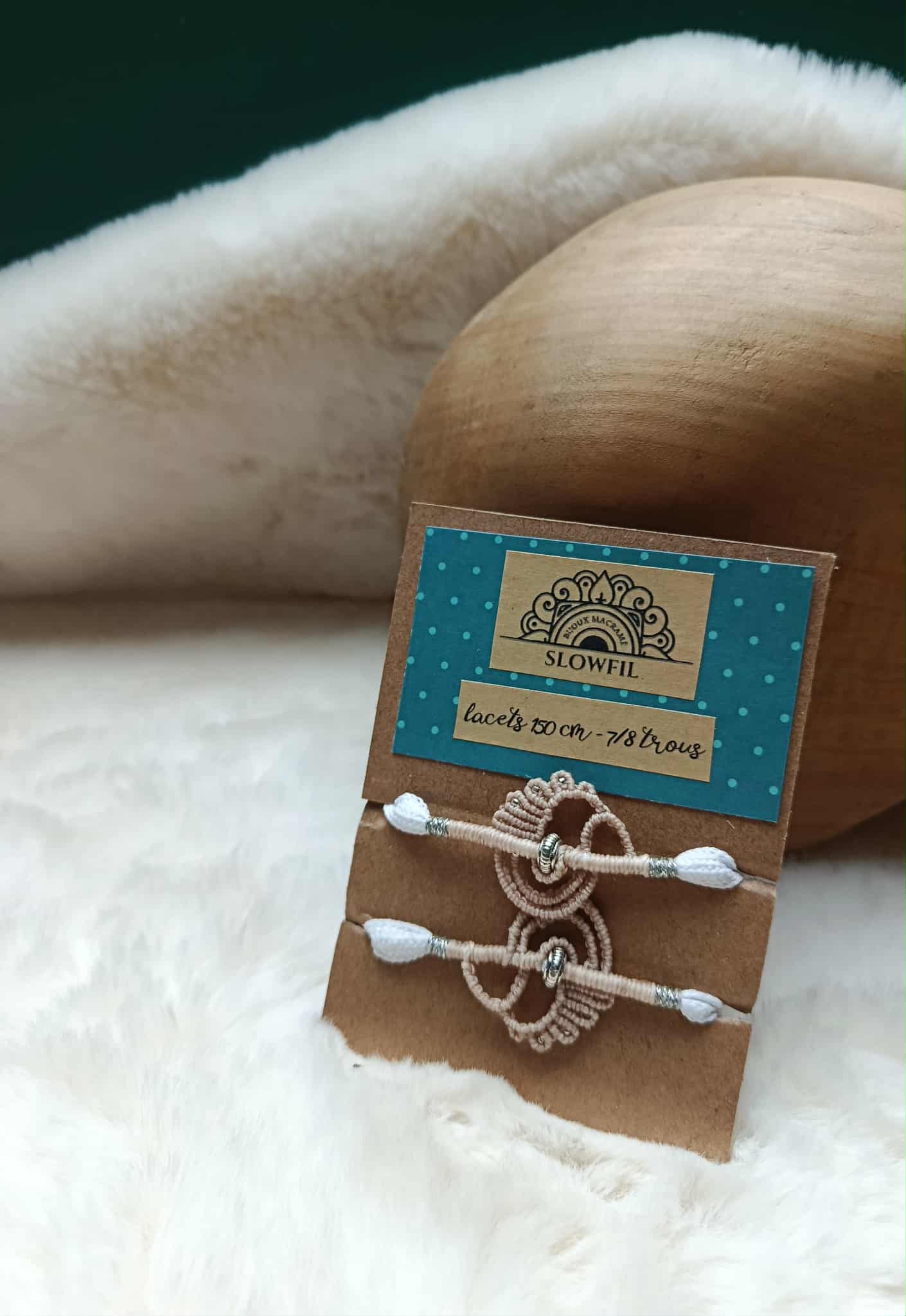 Lacets blancs avec bijou tissé en micromacramé beige inspiration coquillage et perle en acier inoxydable