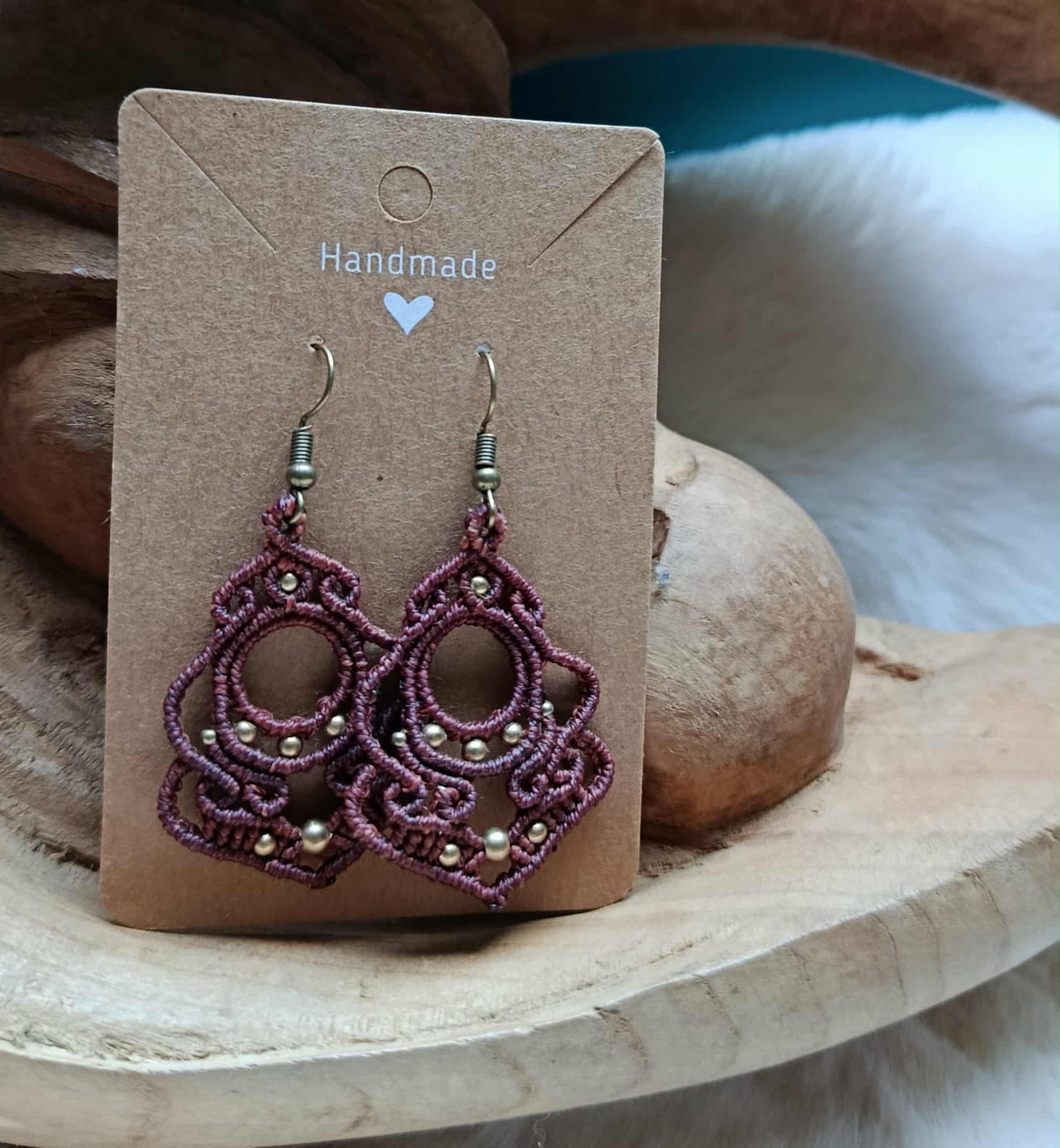 Boucles d’oreilles en micromacramé chocolat – perles en laiton inoxydable | Bijou artisanal bohème chic fait main