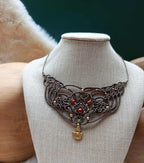 "Plastron Artisanal en Micromacramé – Perle de Jaspe Rouge et Breloque Acier Inoxydable"