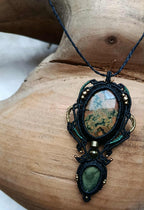 Bijou Artisanal en Micromacramé – Pendentif Galet Naturel et Pierre Semi-Précieuse, Fils Noir et Or