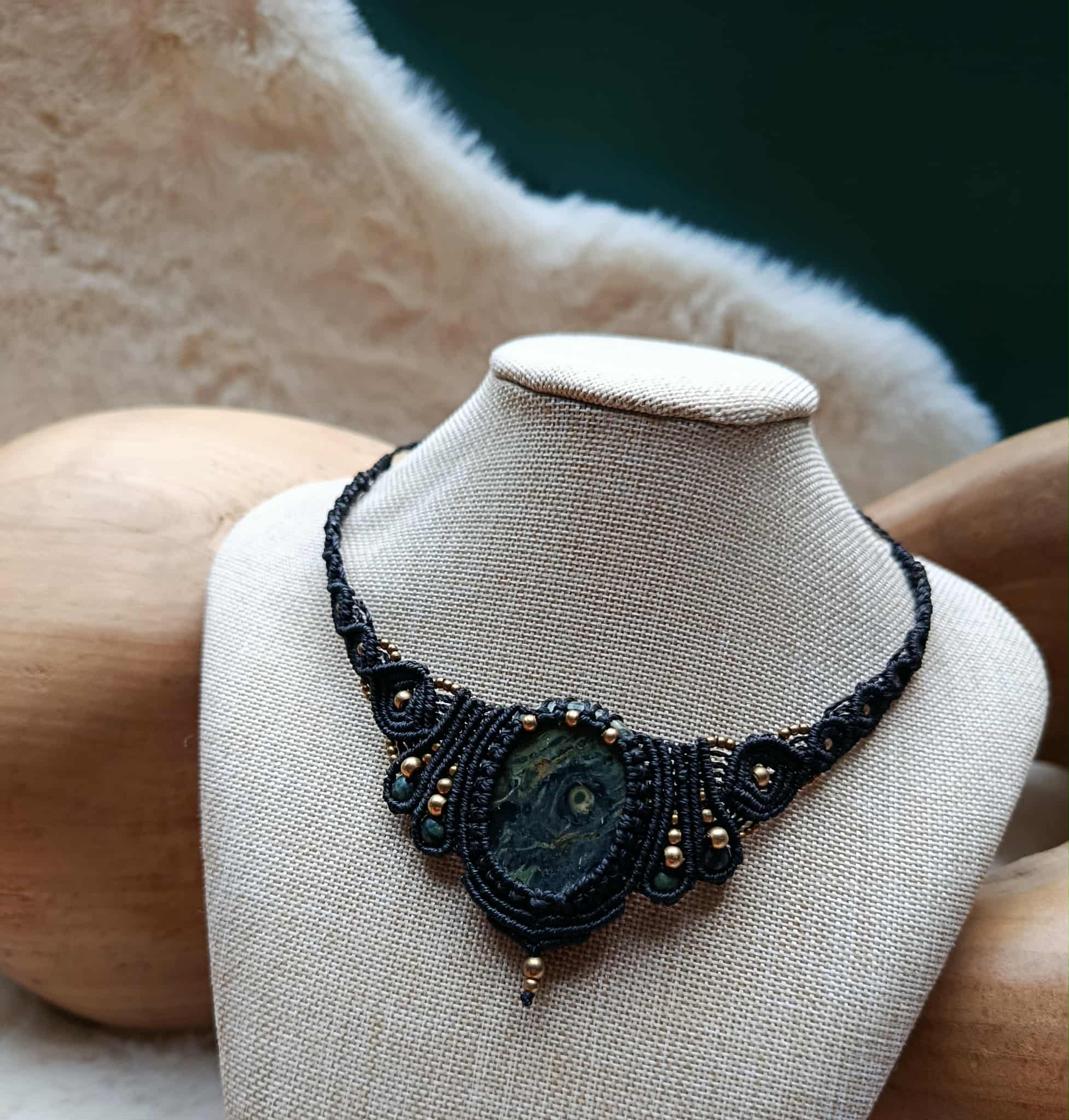 Collier en Micromacramé Noir – Pierre Kambaba & Perles en Laiton Inoxydable | Bijou Artisanal en Pierre Naturelle Unique