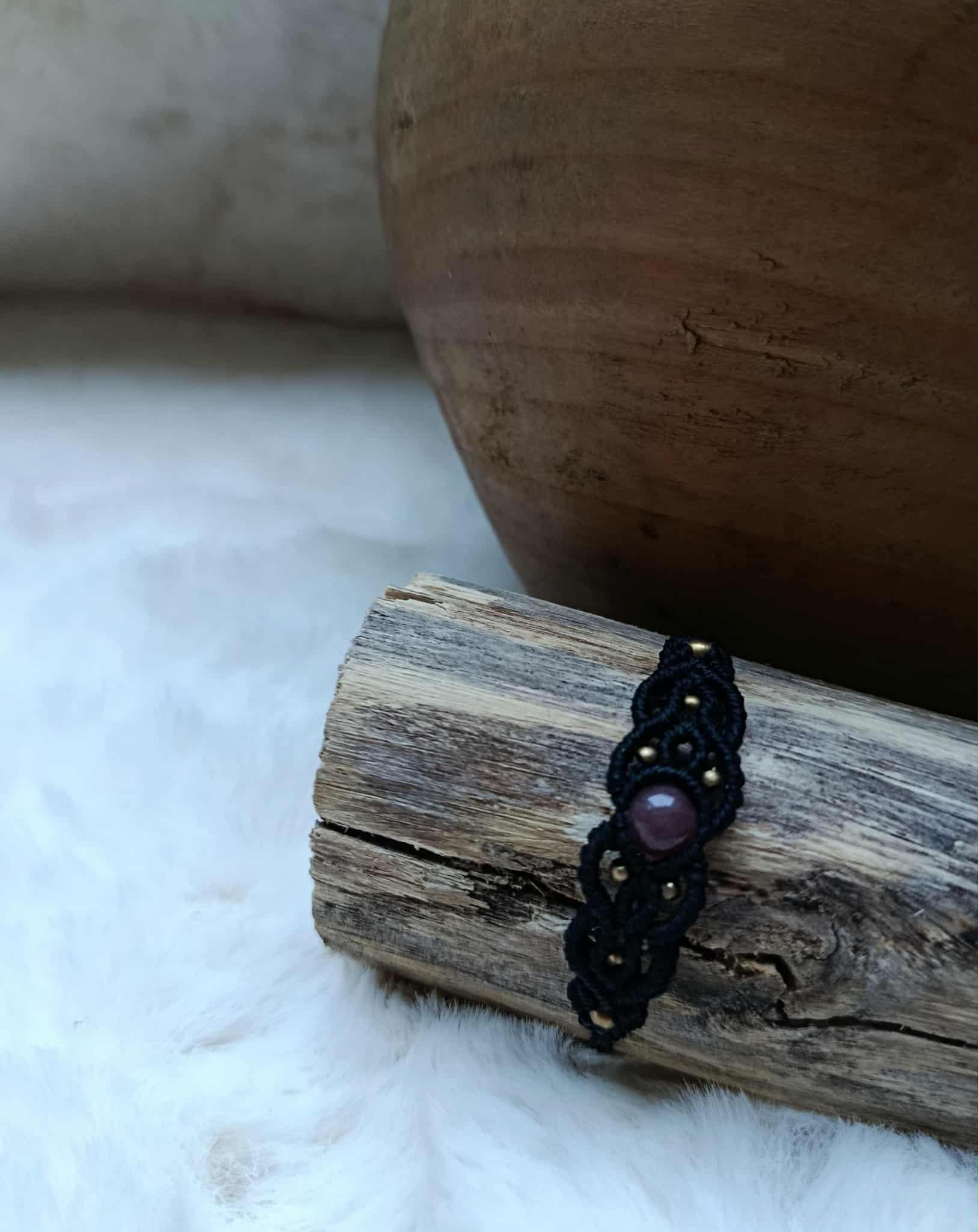 🌸 Bracelet micromacramé noir avec perle naturelle rose poudrée et perles en laiton inoxydable – Bijou artisanal minimaliste