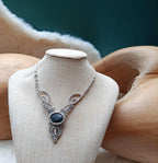 "Collier Artisanal en Micromacramé – Galet Ramassé à la Plage et Perles Grises en Acier Inoxydable"