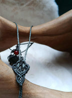 Collier en Micromacramé Gris Vert – Galet Naturel, Perle en Pierre Recyclée & Acier Inoxydable | Bijou Artisanal Écoresponsable