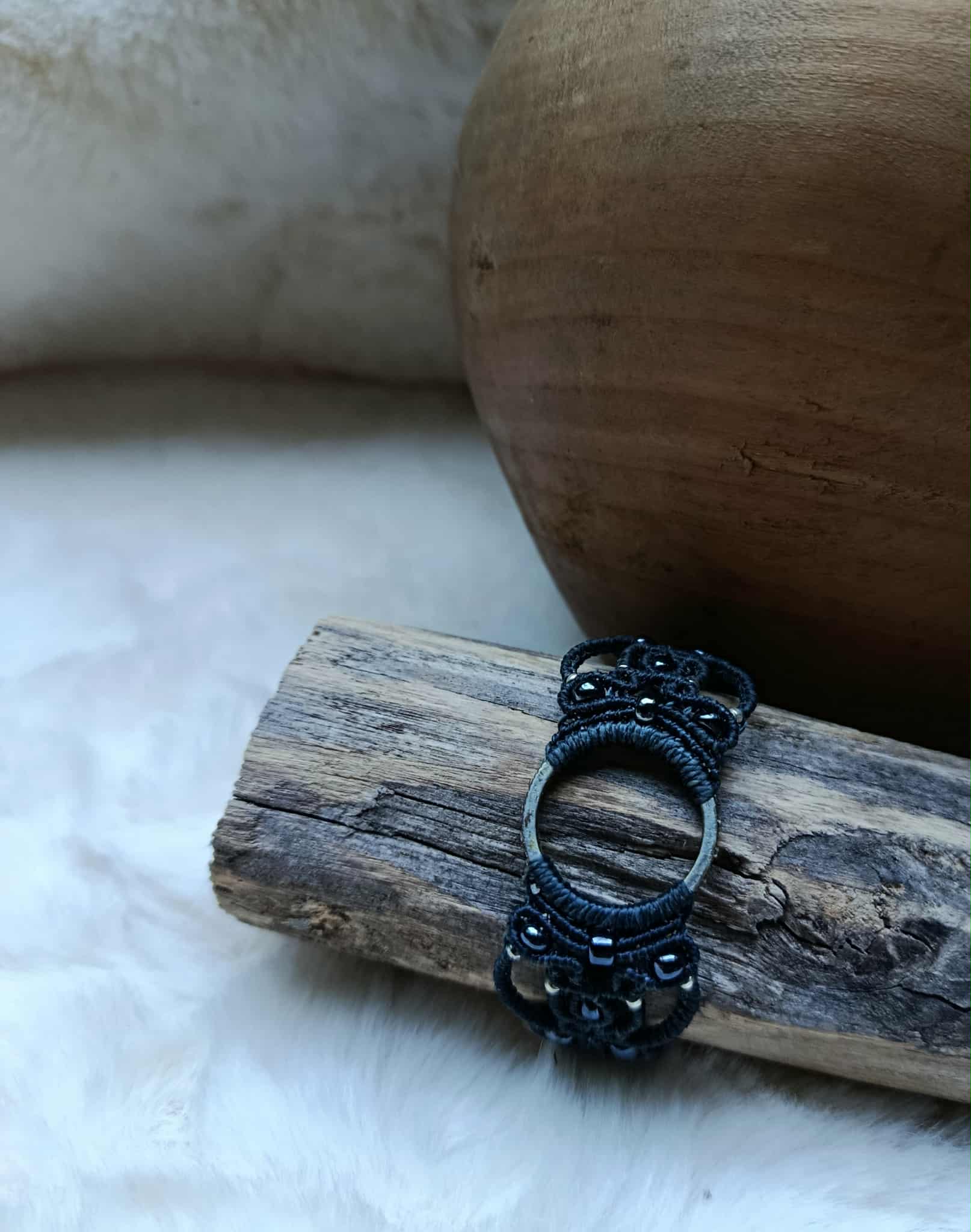 Bracelet en micromacramé gris et bleu avec anneau argent recyclé, perle noire brillante et perles en acier inoxydable