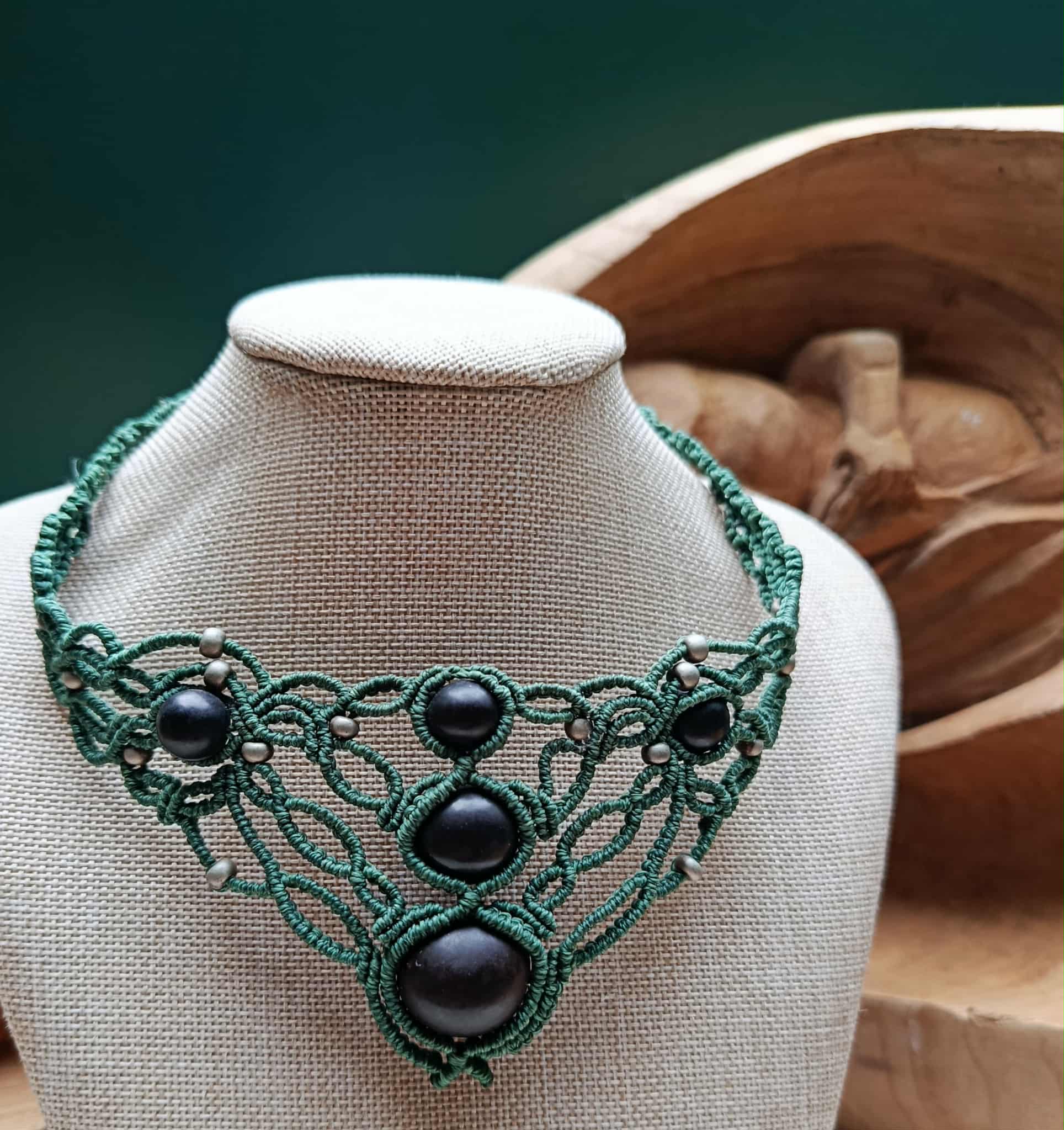 Plastron en micromacramé vert herbe – ivoire végétale noire & perle gris acier, bijou artisanal unique fait main