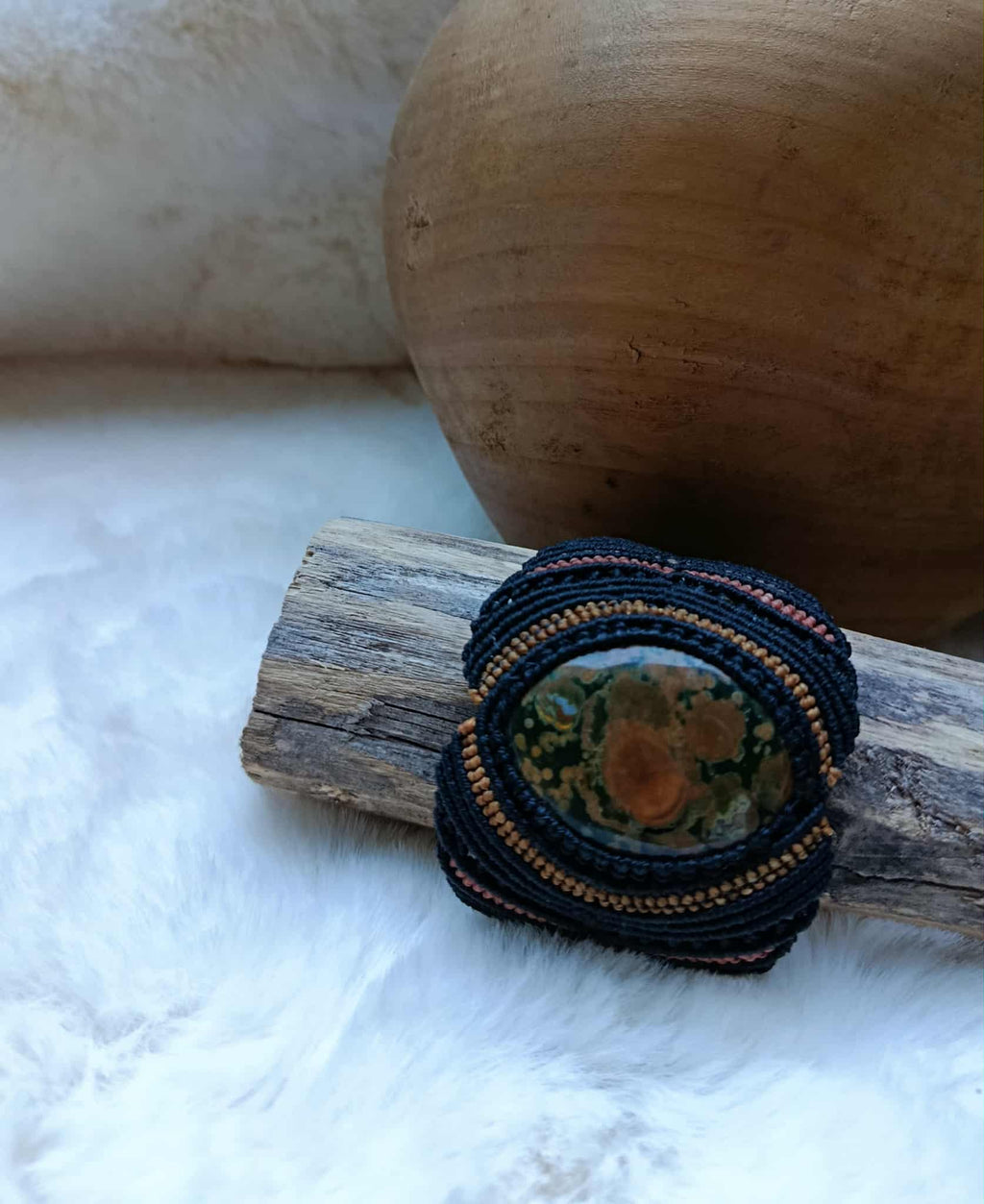 Bracelet manchette en micromacramé avec pierre naturelle, fil ciré noir et couleurs automnales