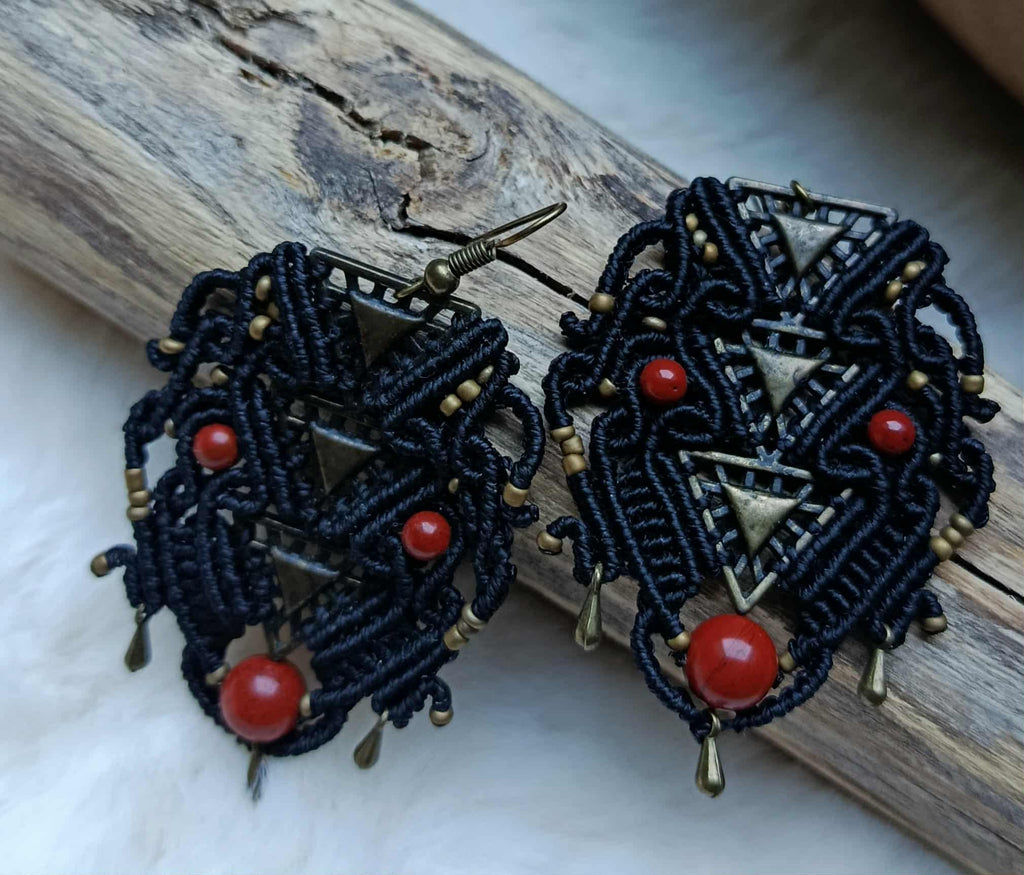 Boucles d’oreilles en micromacramé avec supports laiton recyclés, fil noir, pierre jaspe rouge et perles en laiton