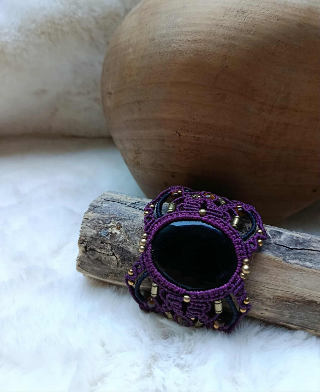 Bracelet manchette en micromacramé rose fuschia et noir avec cabochon pierre noire, œil de tigre et perles laiton recyclées inoxydables