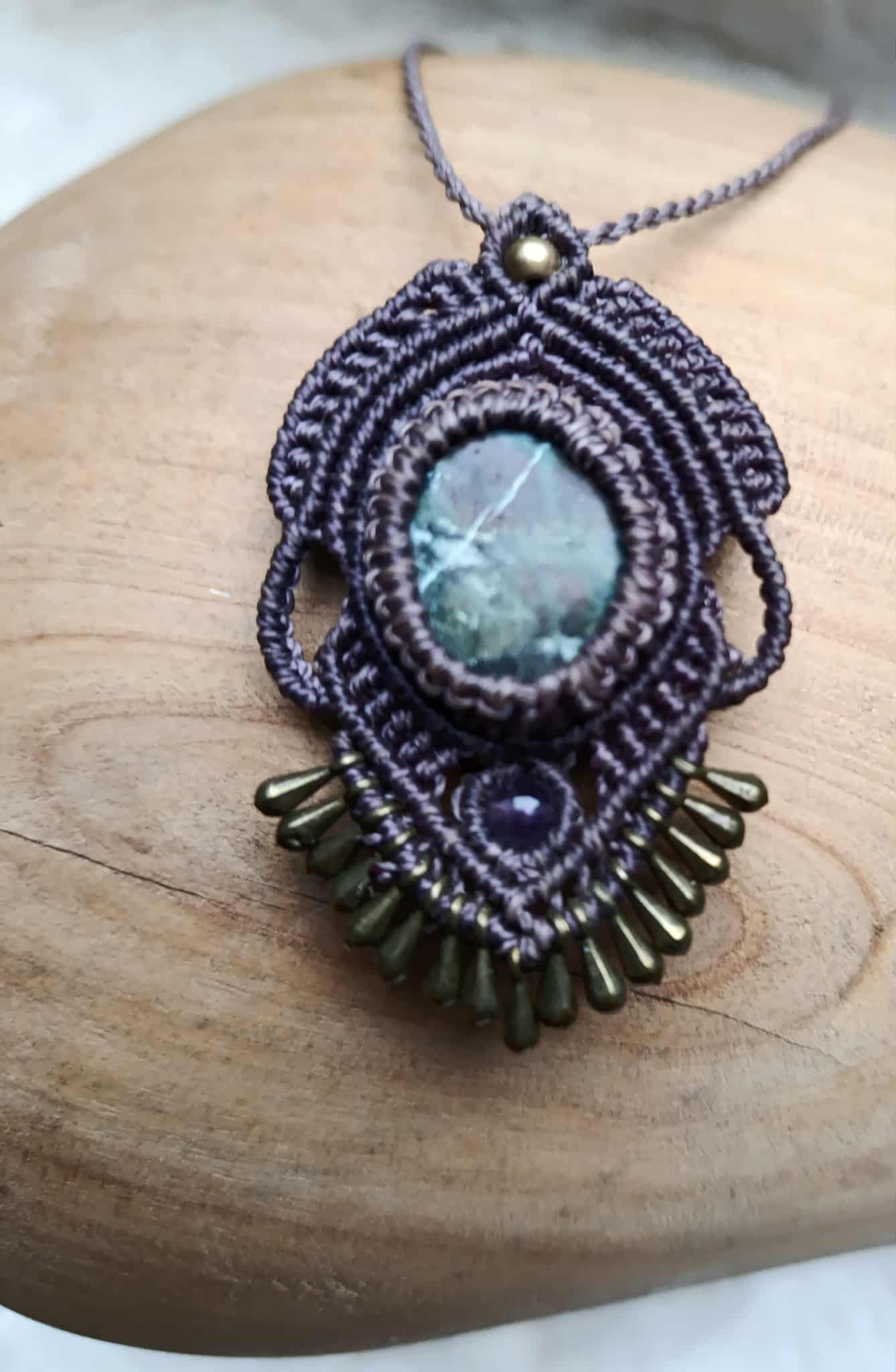 Collier en Micromacramé Violet Cendré – Galet de Plage Reflets Verts, Améthyste & Perle en Laiton | Bijou Artisanal Unique