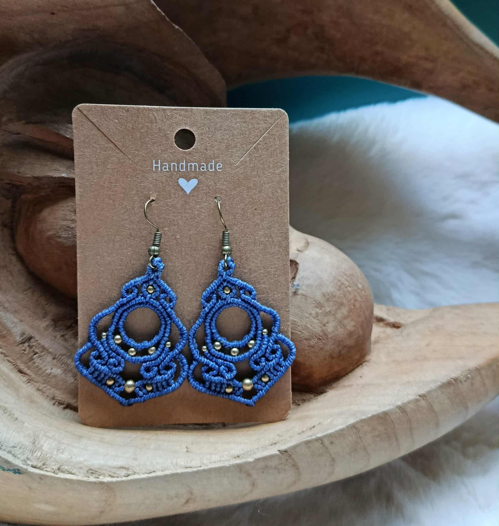 Boucles d’oreilles en micromacramé bleu – perles en laiton inoxydable | Bijou artisanal bohème chic fait main