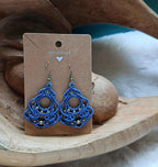 Boucles d’oreilles en micromacramé bleu – perles en laiton inoxydable | Bijou artisanal bohème chic fait main