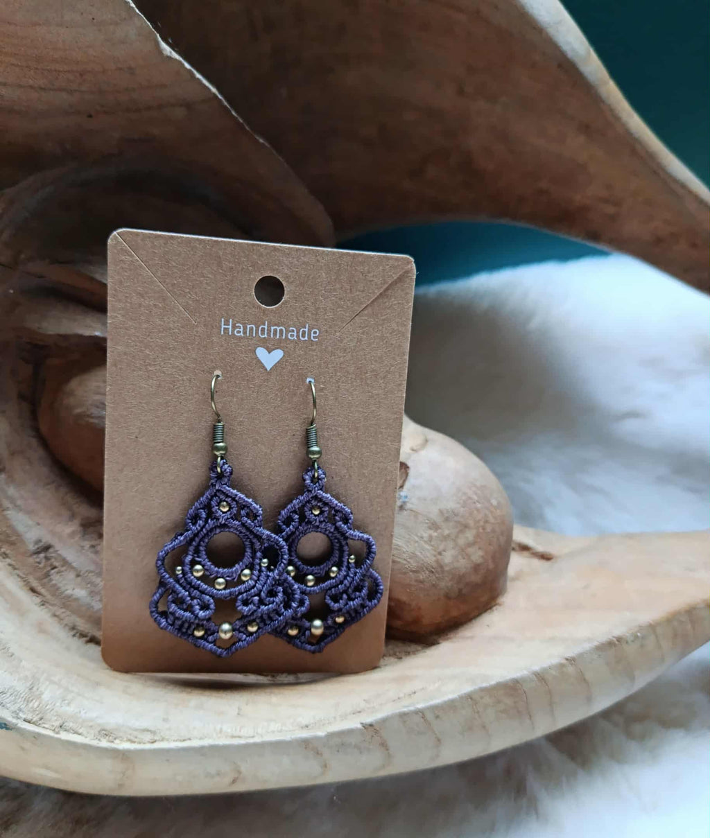 Boucles d’oreilles en micromacramé parme – perles en laiton inoxydable | Bijou artisanal bohème chic fait main
