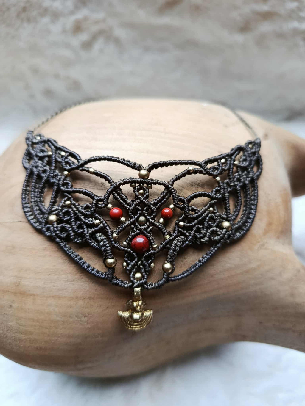 "Plastron Artisanal en Micromacramé – Perle de Jaspe Rouge et Breloque Acier Inoxydable"