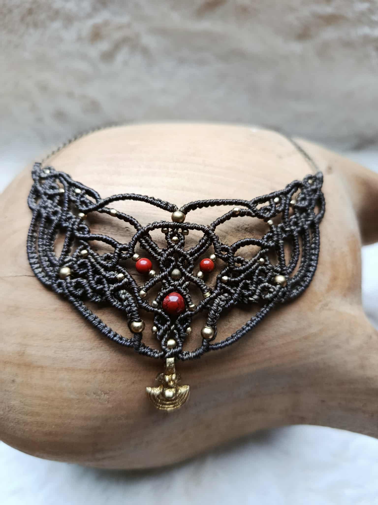 "Plastron Artisanal en Micromacramé – Perle de Jaspe Rouge et Breloque Acier Inoxydable"