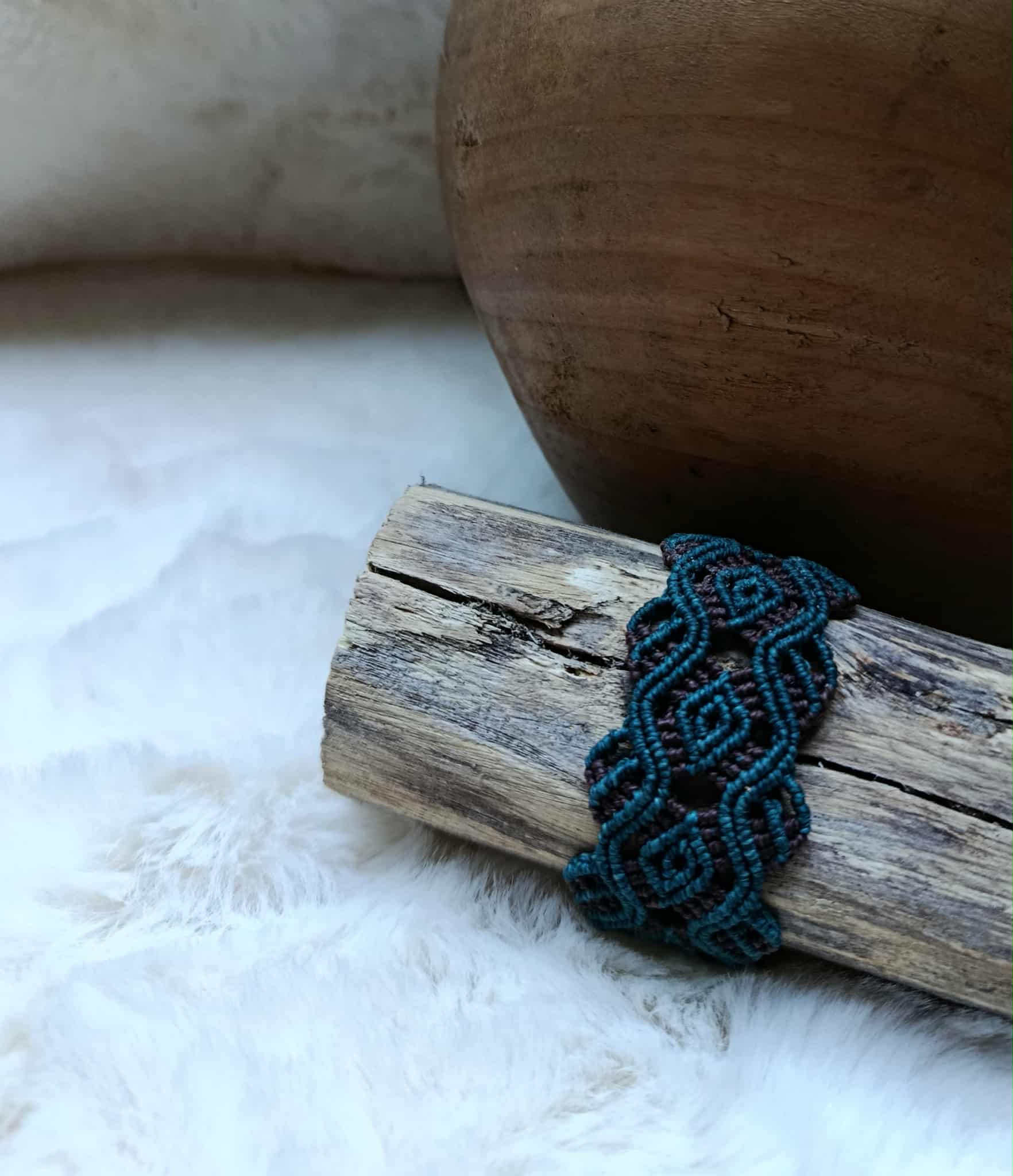 Bracelet bicolore bleu vert et chocolat en micromacramé motif celtique – bijou artisanal fait main