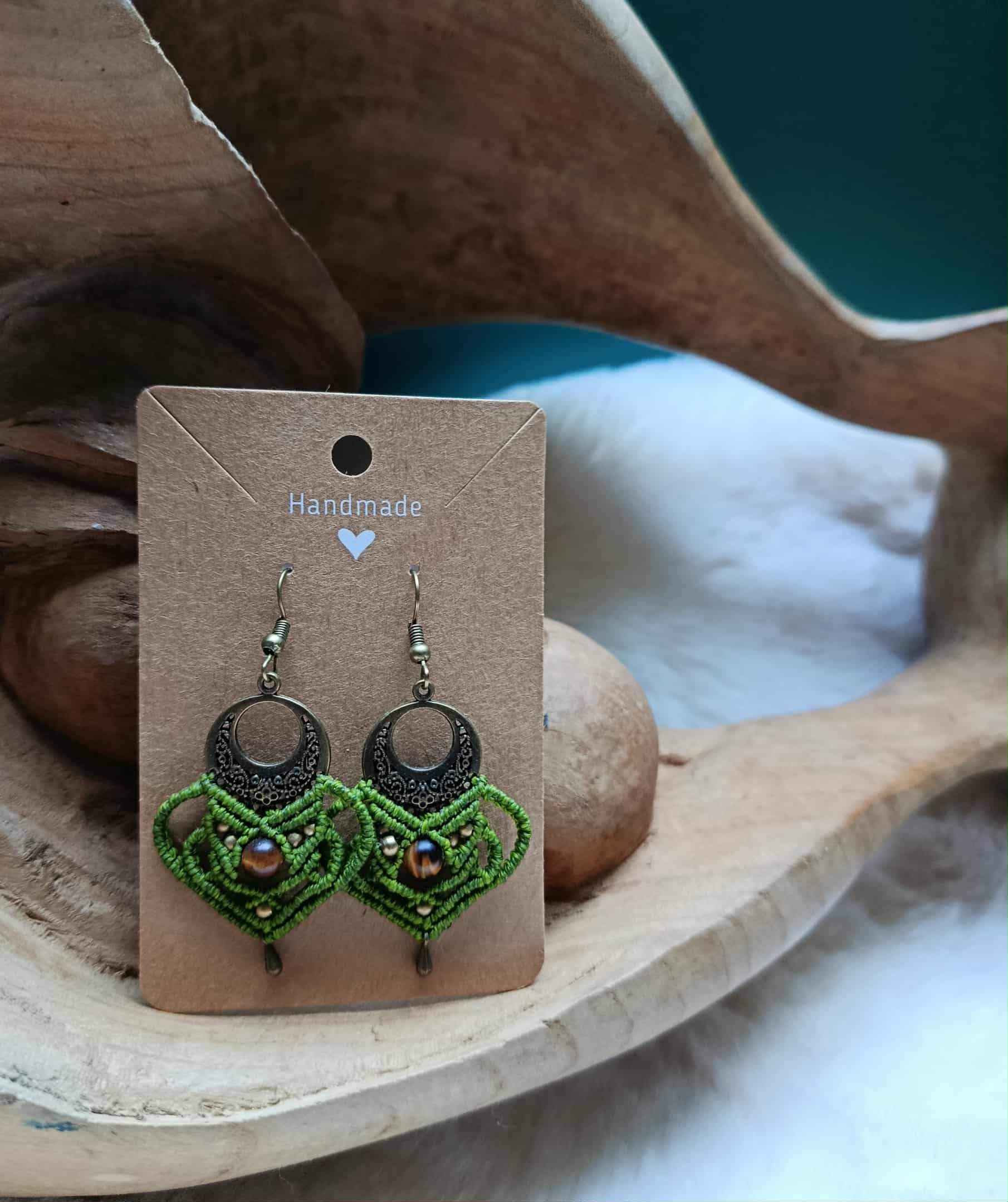 Boucles d’oreilles en micromacramé vert – perle œil de tigre et laiton inoxydable | Bijou artisanal bohème chic fait main