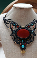 Collier plastron en micromacramé noir inspiration égyptienne – Jaspe rouge, turquoise, perles & breloque en laiton inoxydable