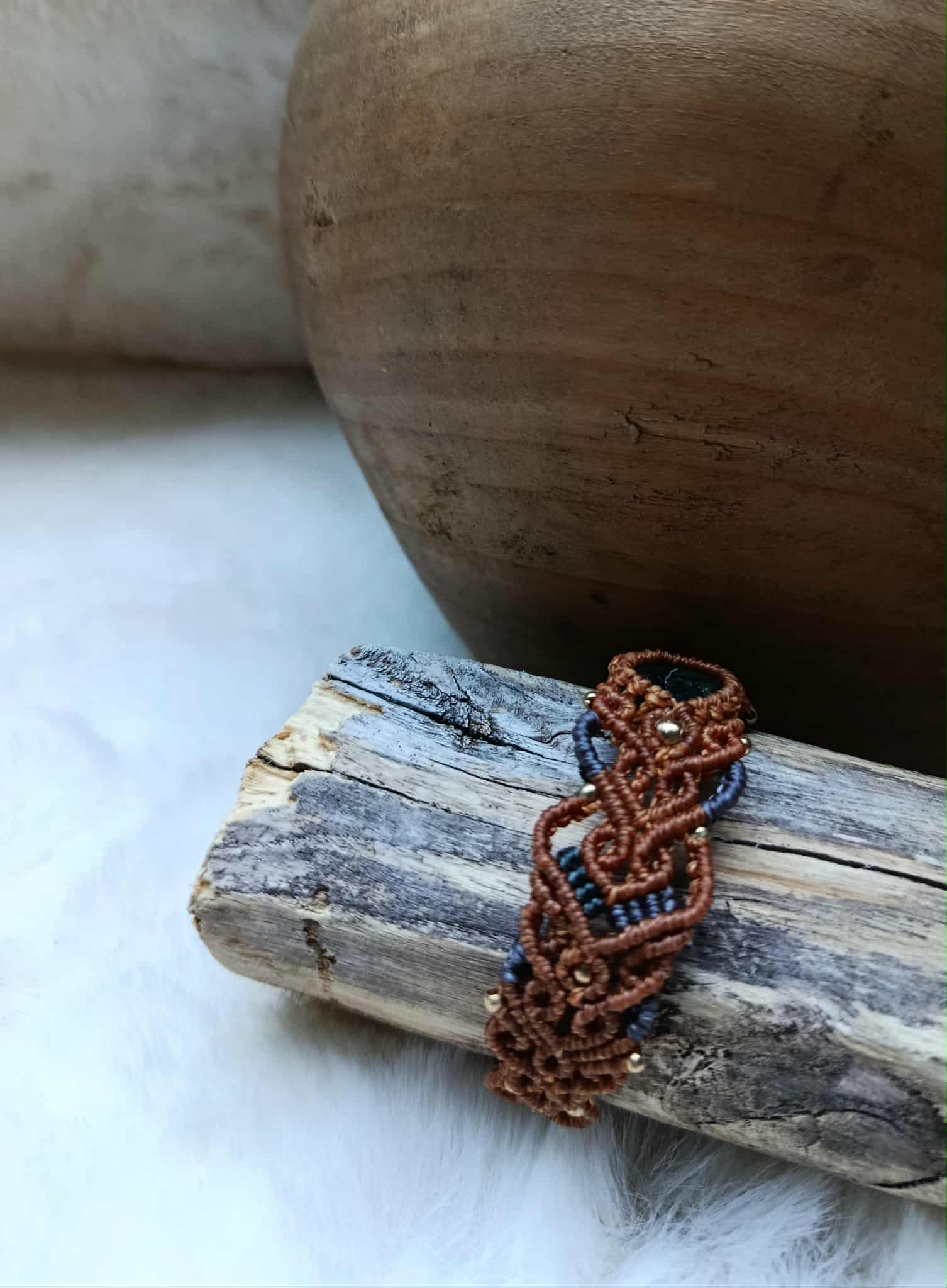 Bracelet en micromacramé autour d’un galet de Bretagne, fil orangé, brun et gris avec perles en laiton inoxydable
