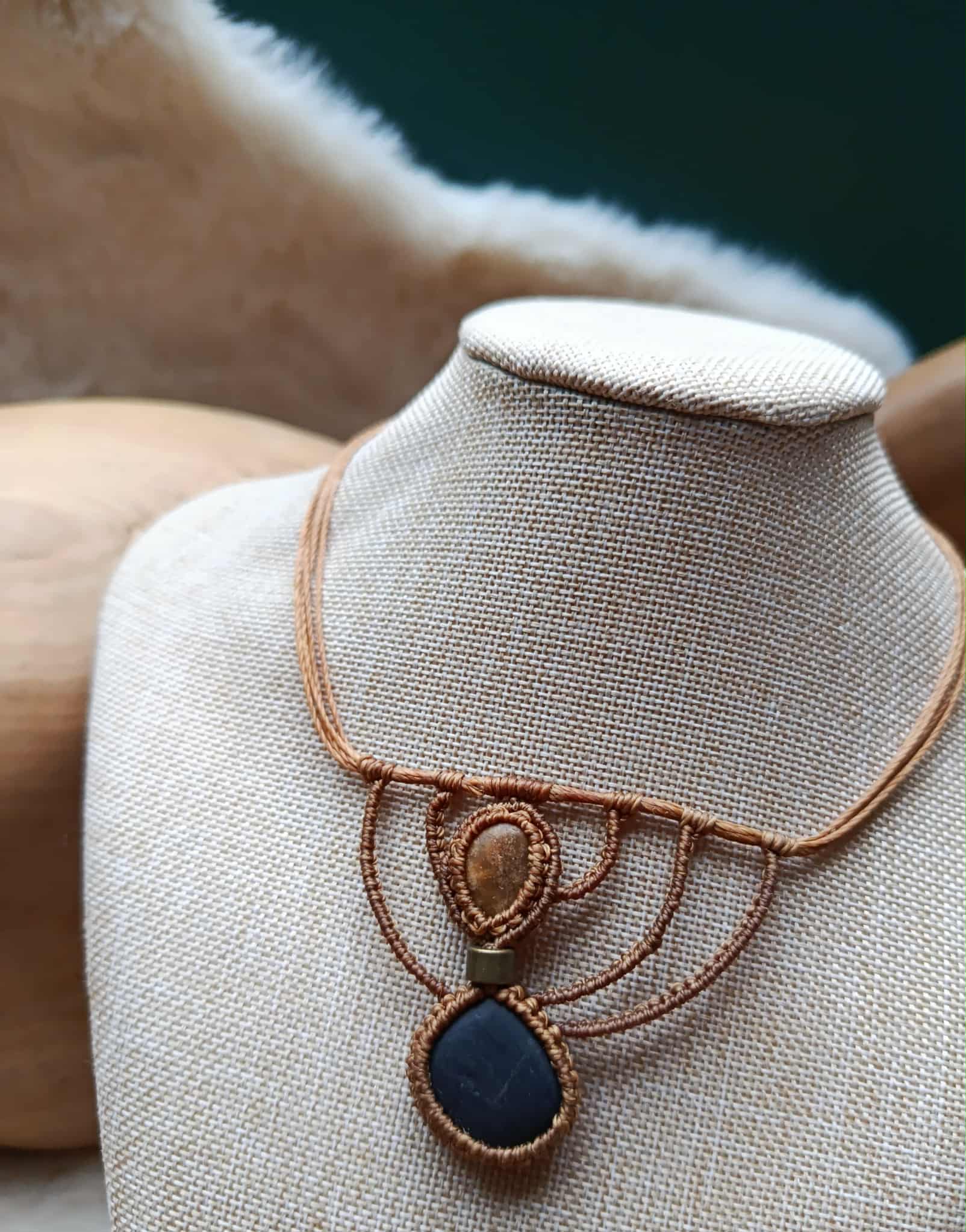 Collier Modulable en Micromacramé – 2 Galets de Plage, Fil Ocre & Perle Dorée | Bijou Naturel et Artisanal