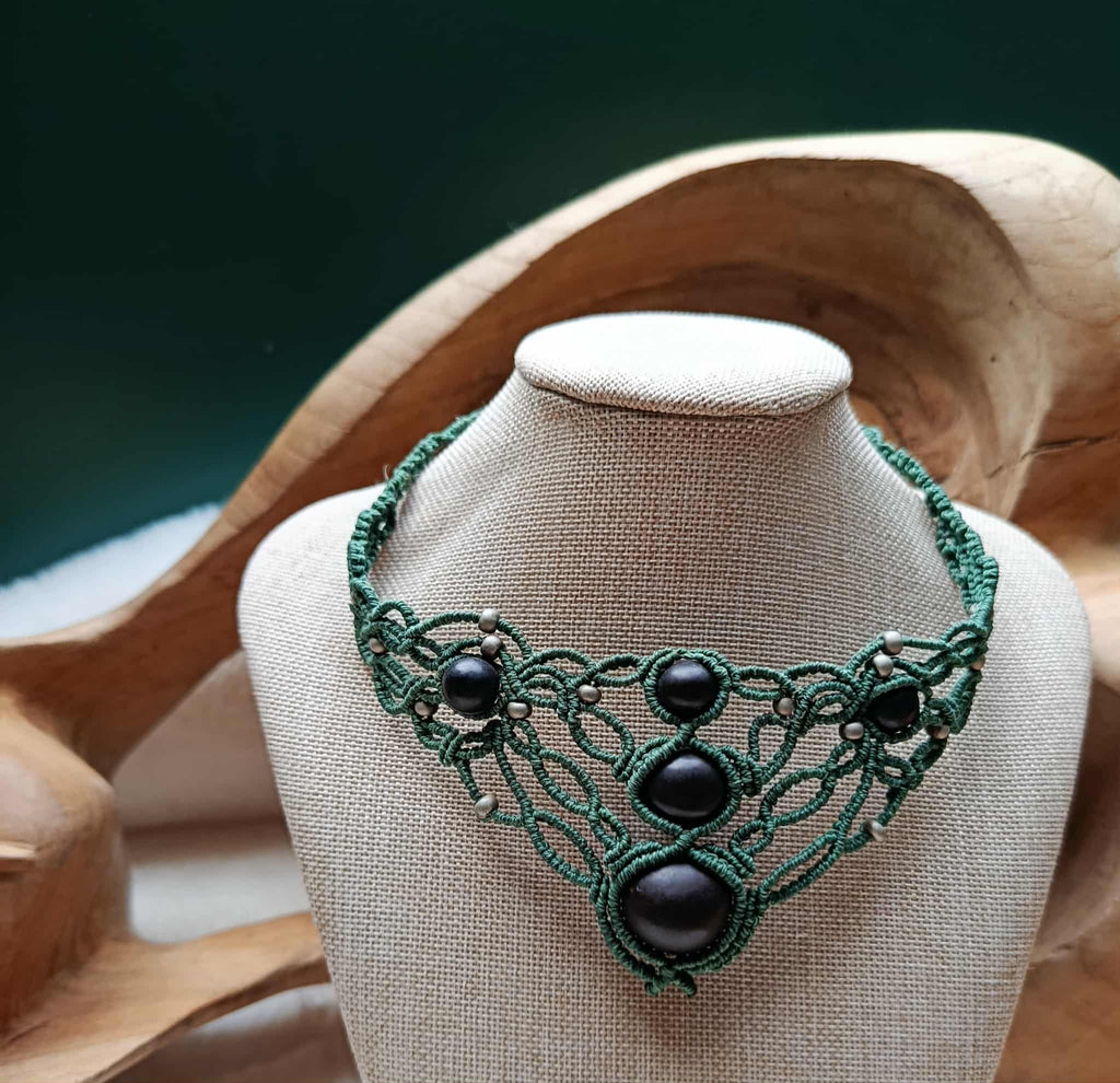 Plastron en micromacramé vert herbe – ivoire végétale noire & perle gris acier, bijou artisanal unique fait main