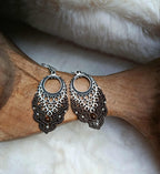 Boucles d’oreilles en micromacramé fil chocolat et perles œil de tigre – Bijou artisanal chic en argent inoxydable