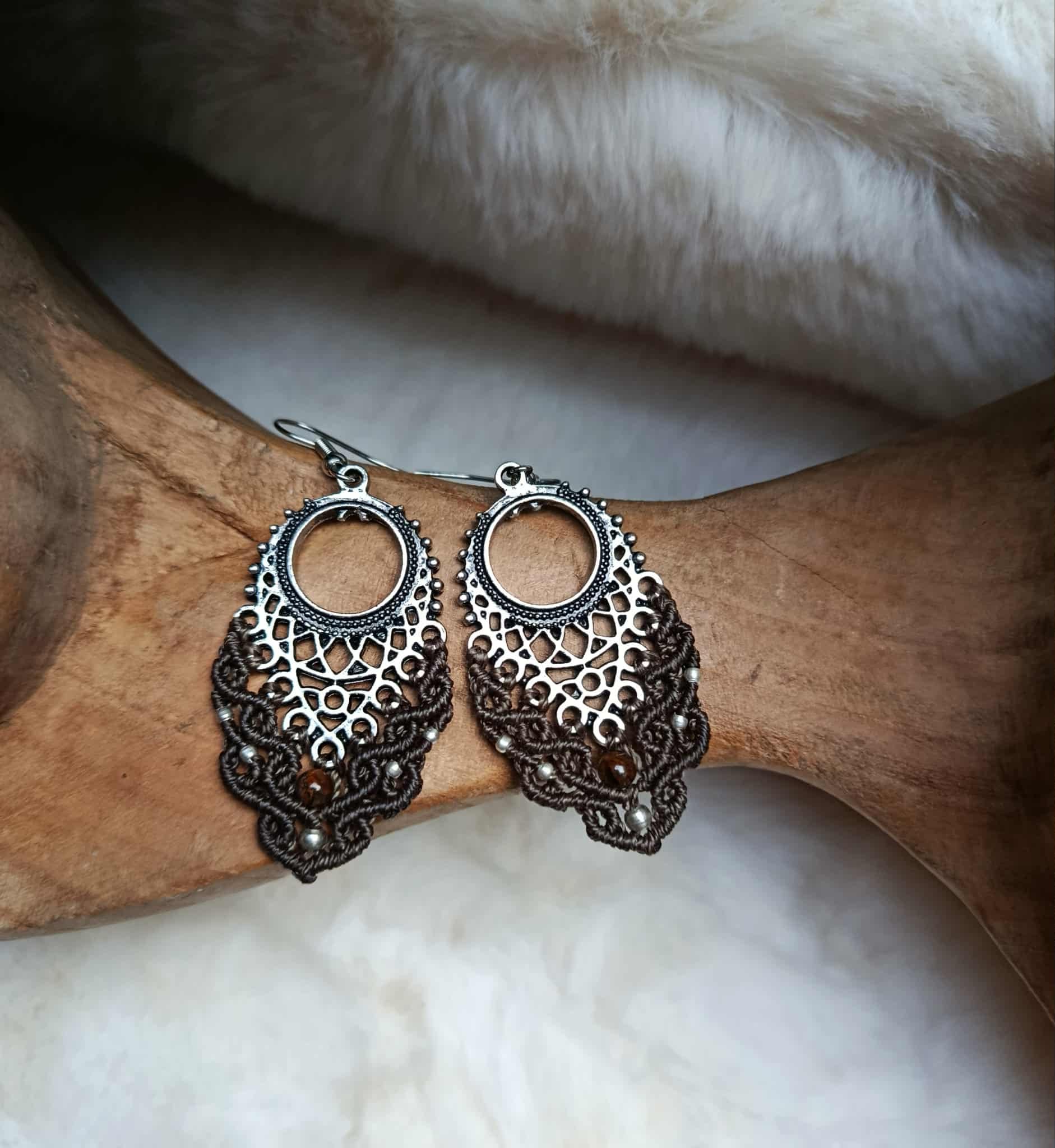 Boucles d’oreilles en micromacramé fil chocolat et perles œil de tigre – Bijou artisanal chic en argent inoxydable