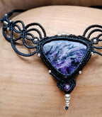 Collier artisanal en micromacramé – Charoïte & Améthyste | Fil noir & acier inoxydable