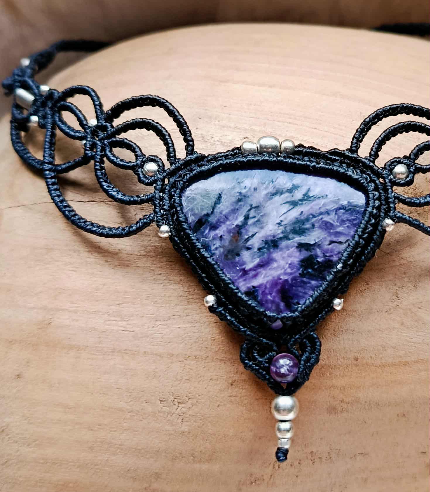 Collier artisanal en micromacramé – Charoïte & Améthyste | Fil noir & acier inoxydable