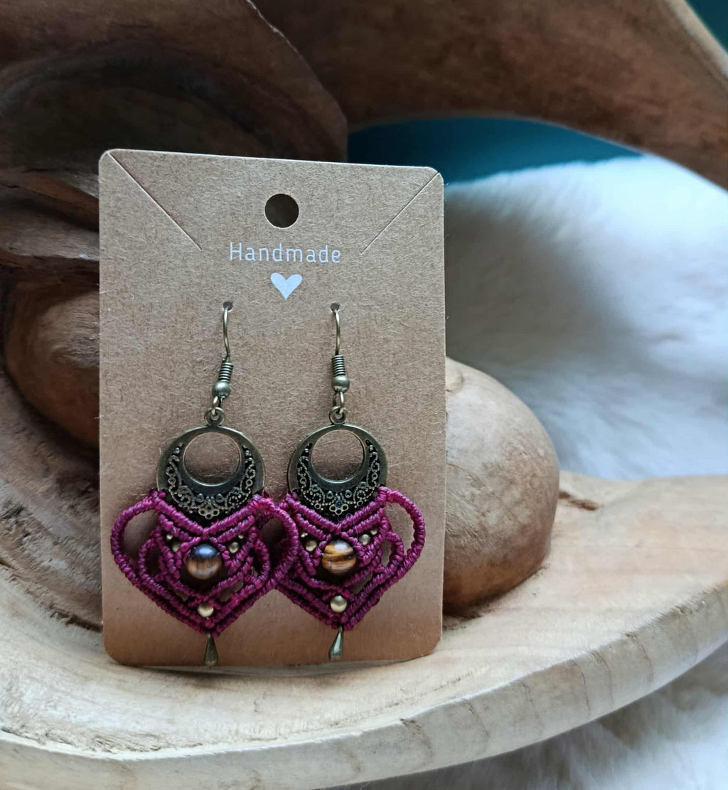 Boucles d’oreilles en micromacramé bordeaux – perle œil de tigre & laiton inoxydable | Bijou artisanal bohème chic fait main