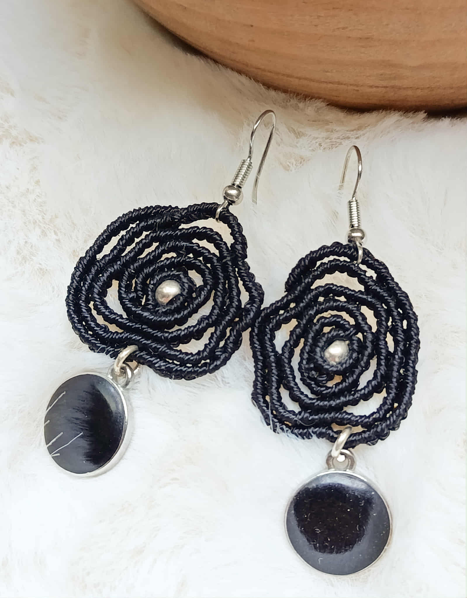 Boucles d’oreilles artisanales en micromacramé floral – breloque recyclée éco-responsable