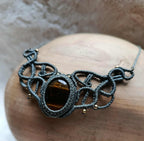 "Collier Mini Plastron en Micromacramé – Pierre Naturelle Œil de Tigre et Perles Laiton"