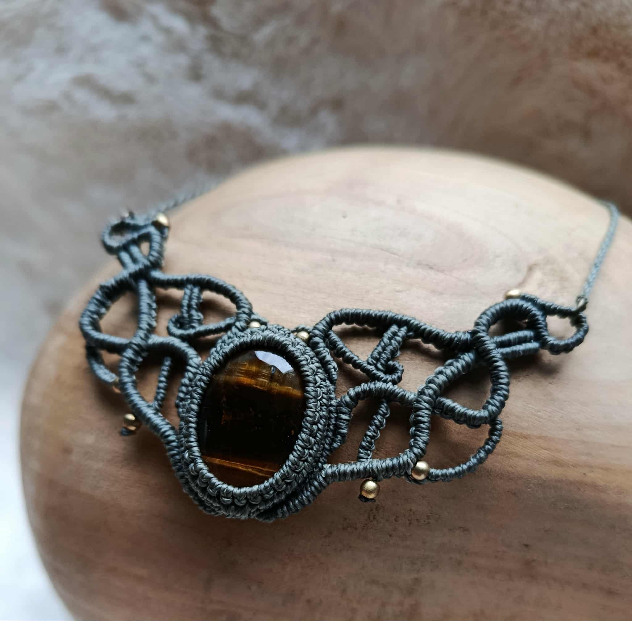 "Collier Mini Plastron en Micromacramé – Pierre Naturelle Œil de Tigre et Perles Laiton"