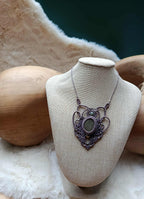 Bijou Artisanal en Micromacramé – Collier Mini Plastron Violet, Galet Vernis et Perles Acier