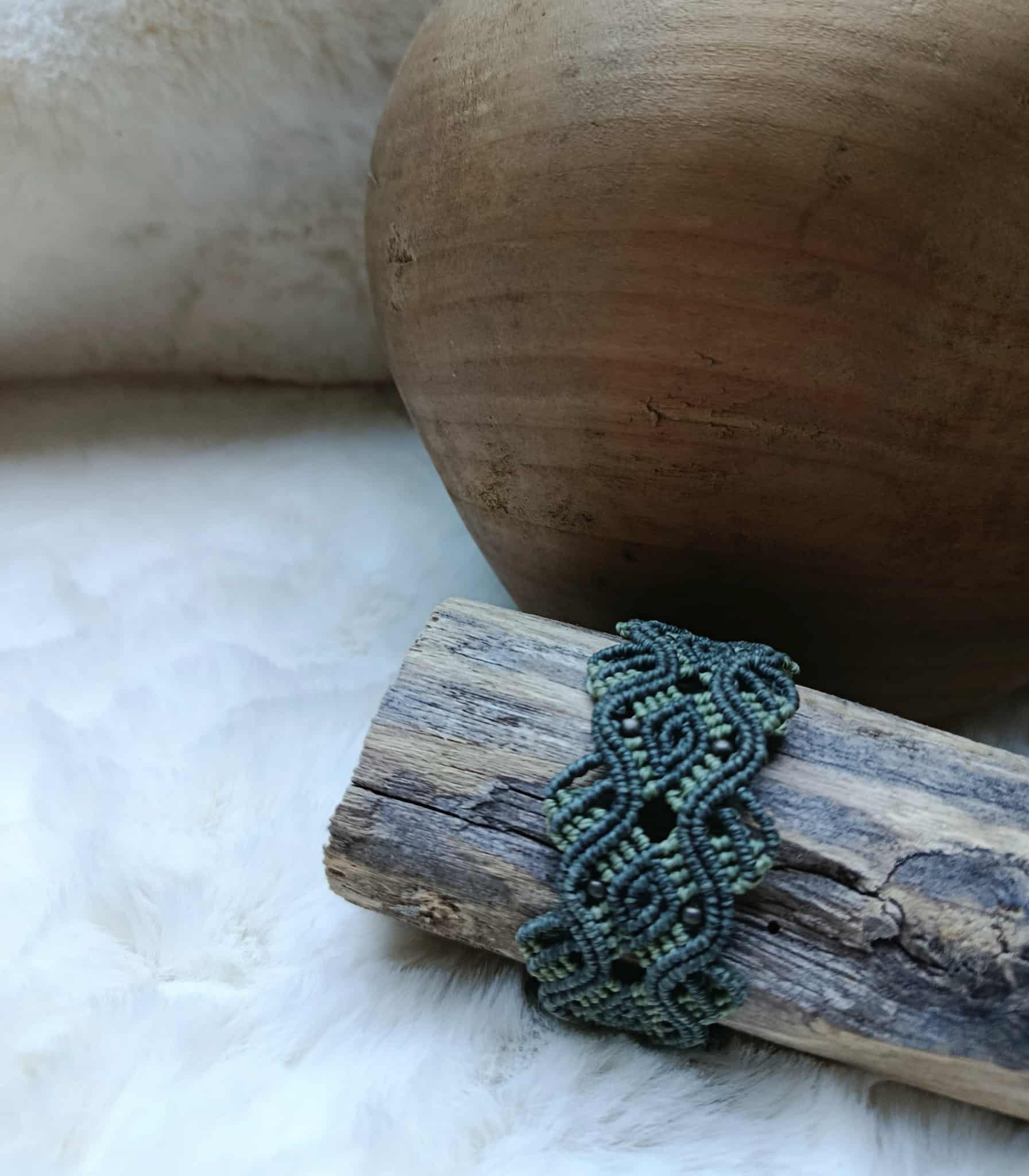 Bracelet bicolore vert gris et vert anis en micromacramé motif celtique – bijou artisanal fait main