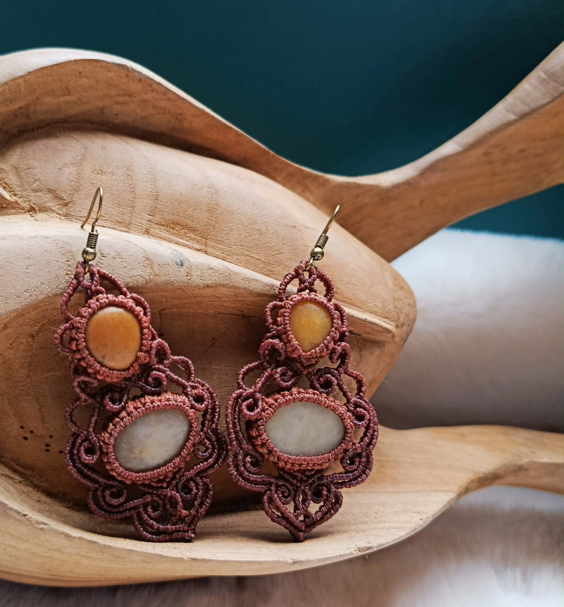 Boucles d’oreilles en micromacramé fait main – Galets de Bretagne blanc & ocre