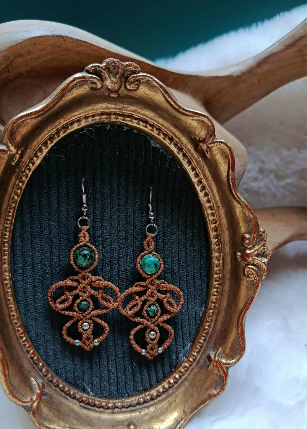 Boucles d’oreilles en micromacramé ocre – pierre naturelle & perles en acier inoxydable | Bijou artisanal bohème chic
