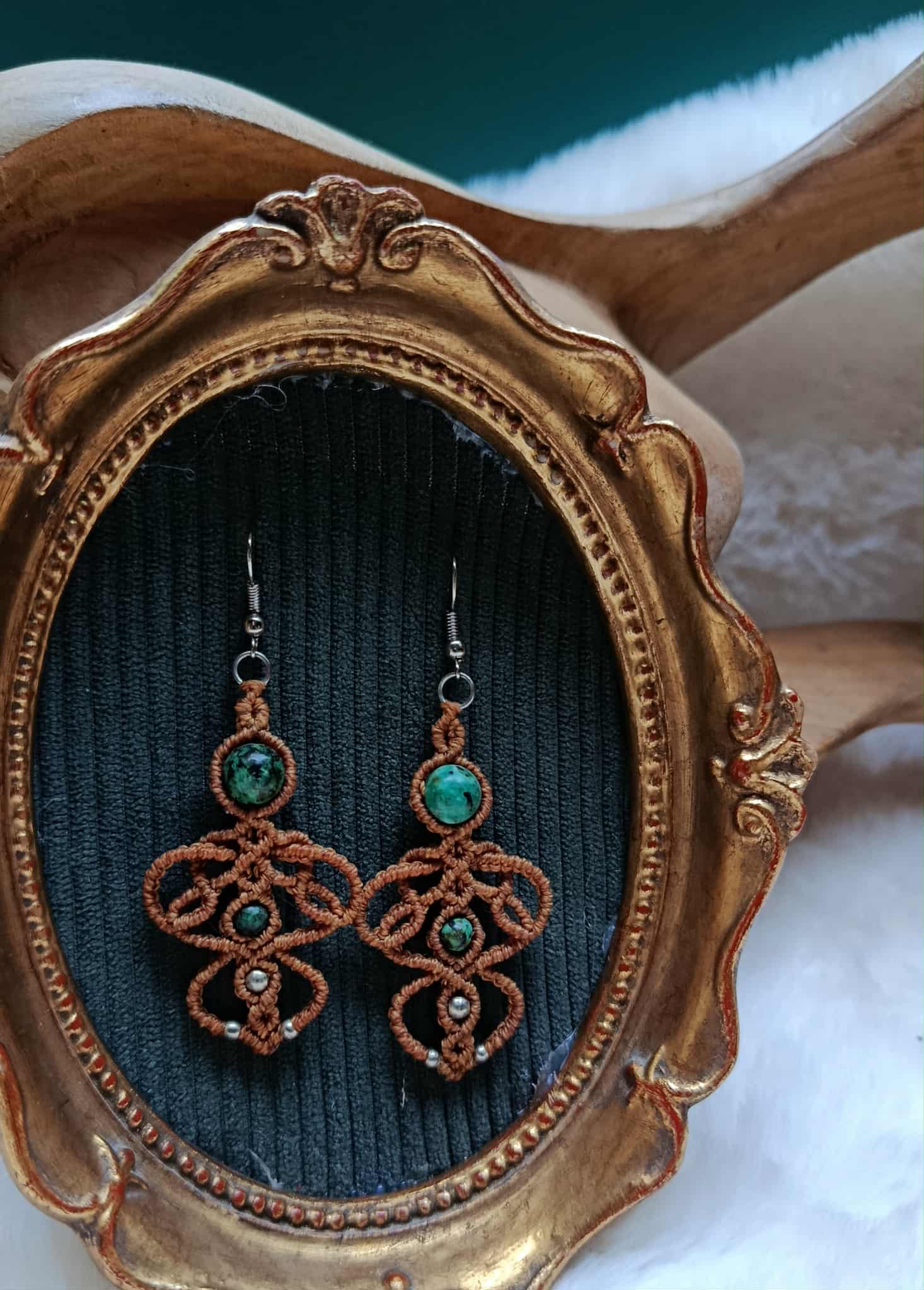 Boucles d’oreilles en micromacramé ocre – pierre naturelle & perles en acier inoxydable | Bijou artisanal bohème chic