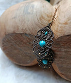 Boucles d’oreilles en micromacramé fil chocolat et perle turquoise – Bijou artisanal bohème chic avec perle en laiton inoxydable