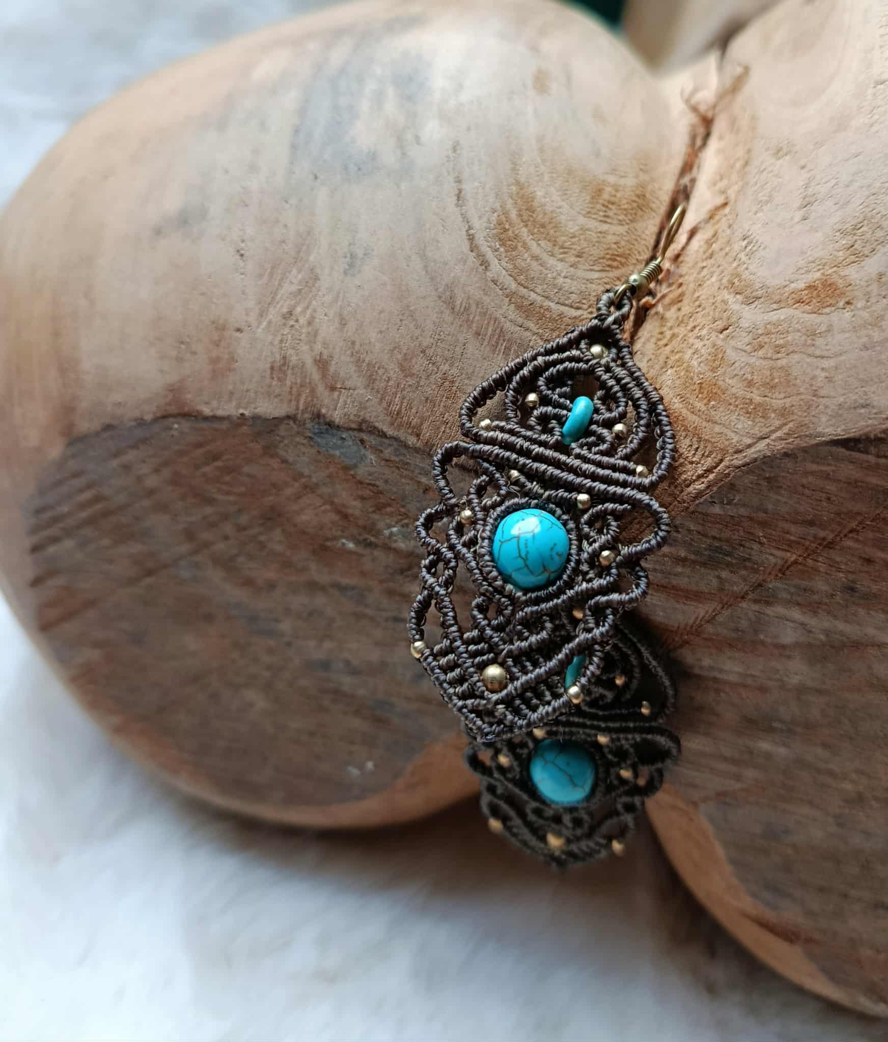 Boucles d’oreilles en micromacramé fil chocolat et perle turquoise – Bijou artisanal bohème chic avec perle en laiton inoxydable