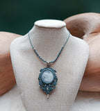Collier upcyclé en micromacramé bleu orage – Pierre de Lune & acier inoxydable