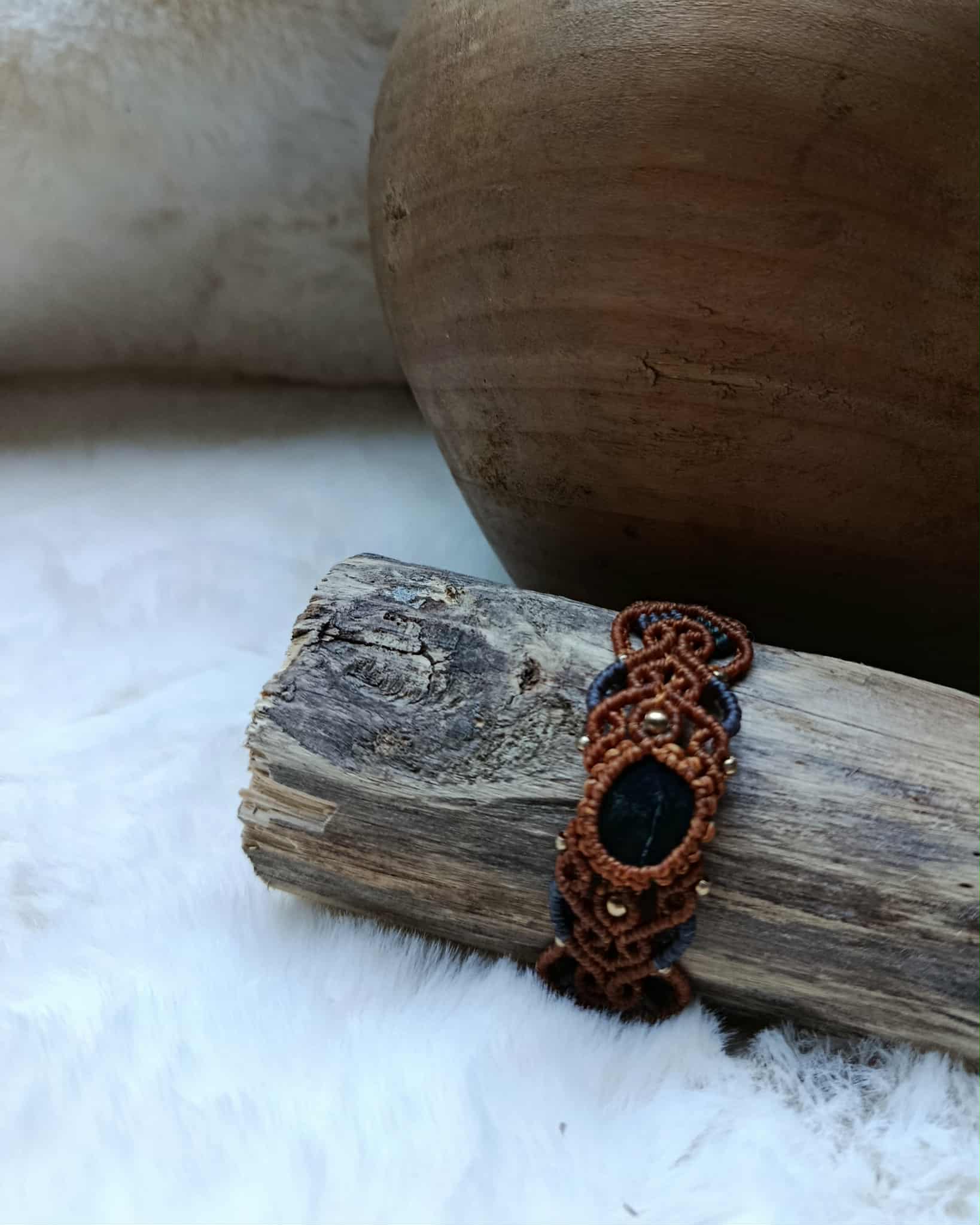 Bracelet en micromacramé autour d’un galet de Bretagne, fil orangé, brun et gris avec perles en laiton inoxydable