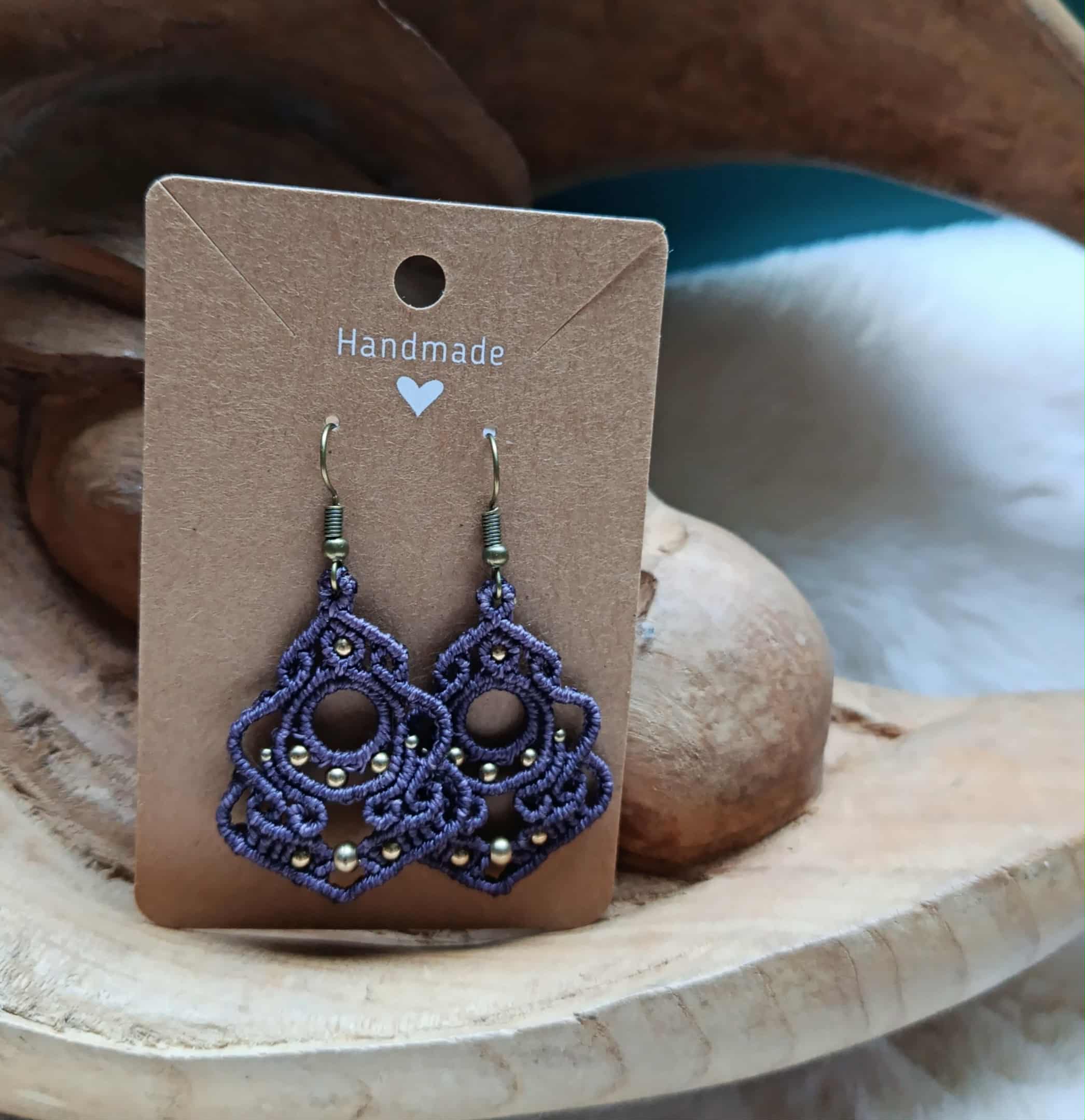 Boucles d’oreilles en micromacramé parme – perles en laiton inoxydable | Bijou artisanal bohème chic fait main