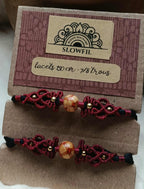 Lacets noirs avec bijou en micromacramé, perle en bois, fil bordeaux et perles inoxydables en laiton