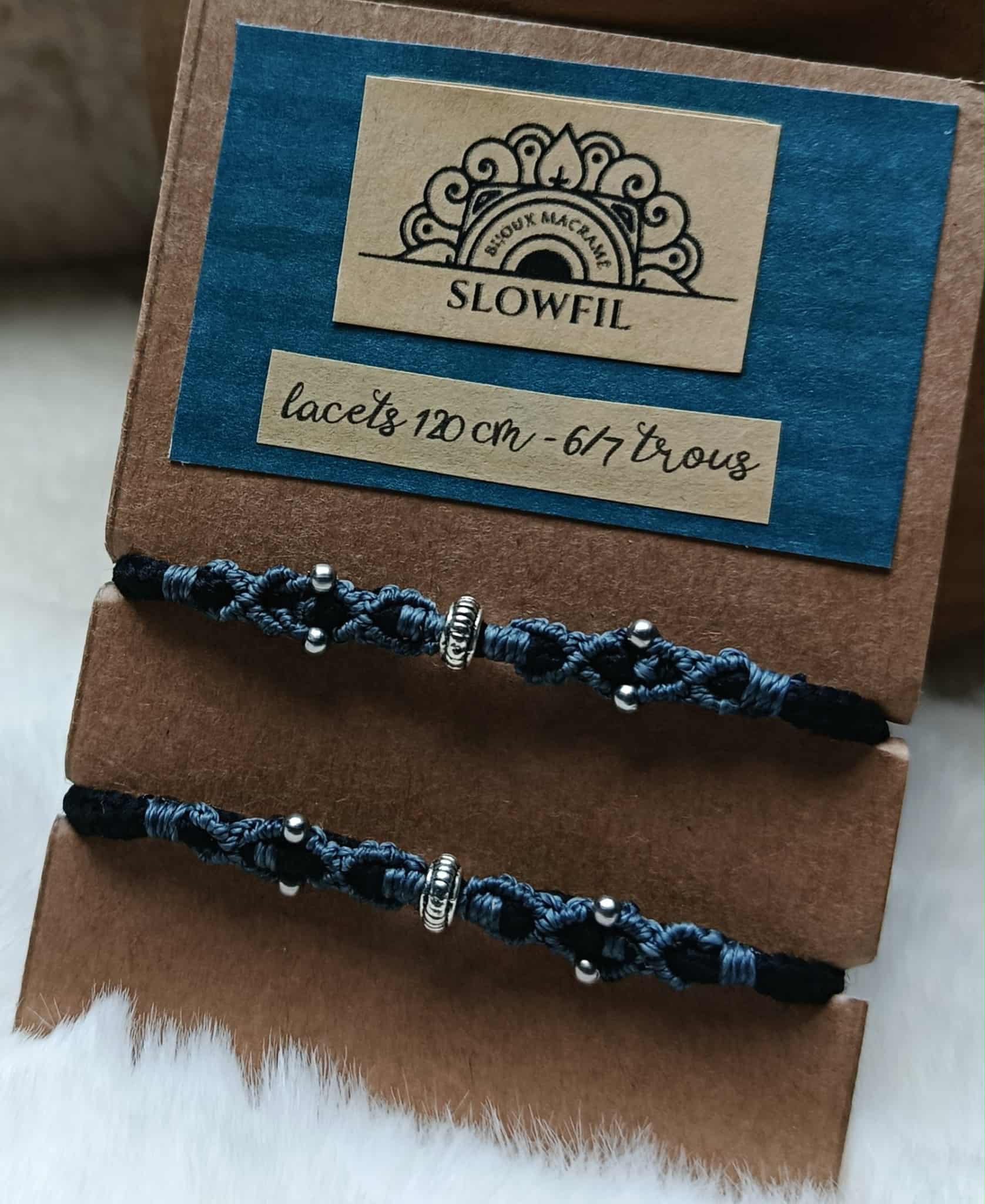 Lacets noirs avec bijou en micromacramé bleu et perles en acier inoxydable – Accessoire artisanal unique