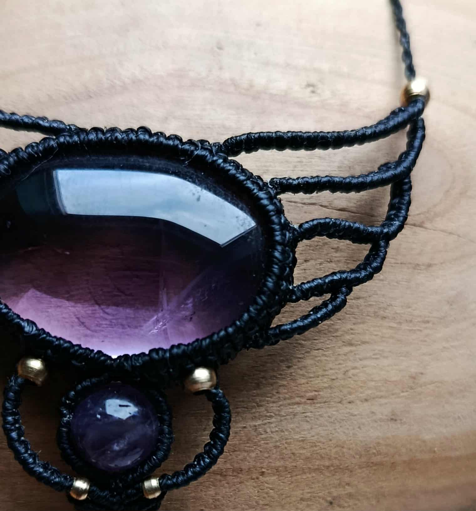 "Collier Bohème Artisanal – Micromacramé, Améthyste et Plume en Laiton"