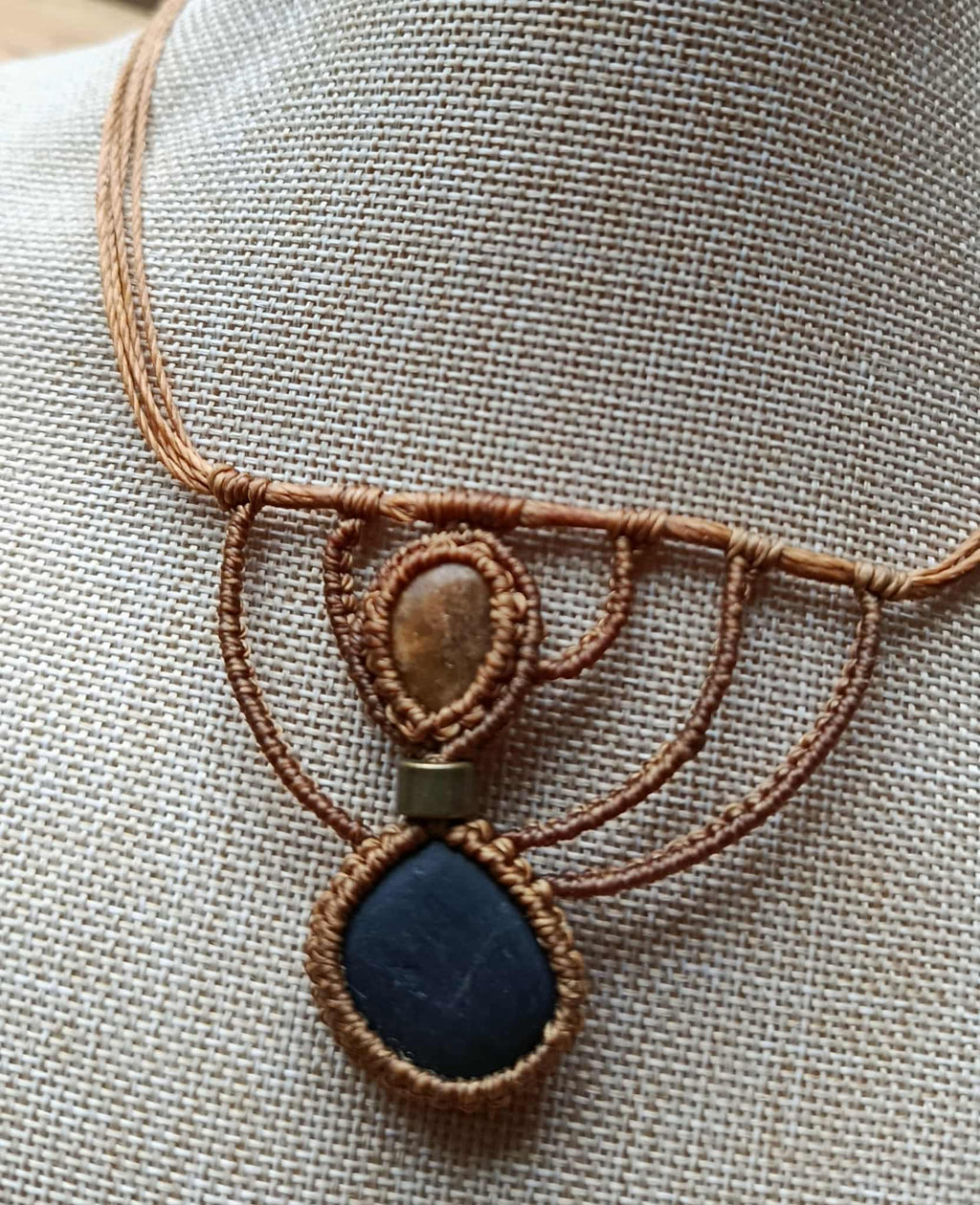 Collier Modulable en Micromacramé – 2 Galets de Plage, Fil Ocre & Perle Dorée | Bijou Naturel et Artisanal